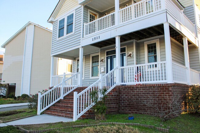 Foto del edificio - Welcome to this stunning 3-story Beach Cot...