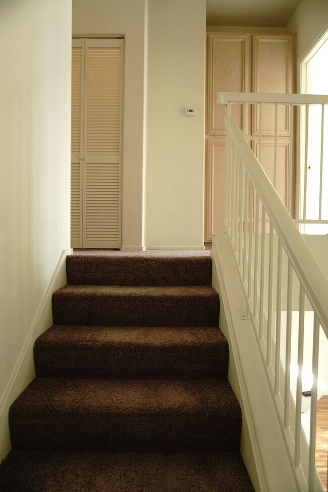 Building Photo - BEAUTIFUL 2BD/2BA CONDO W/DEN 1ST FLOOR UNIT