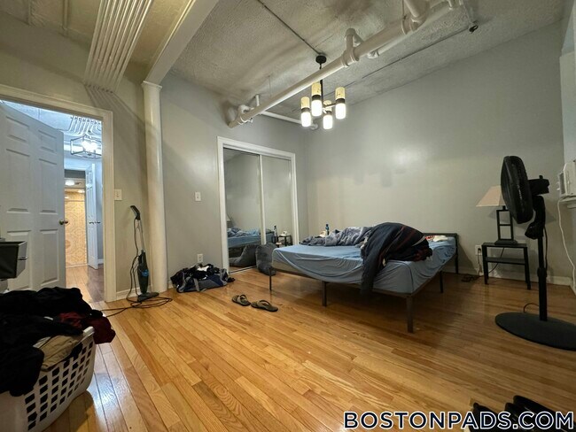 Building Photo - 463 Park Dr