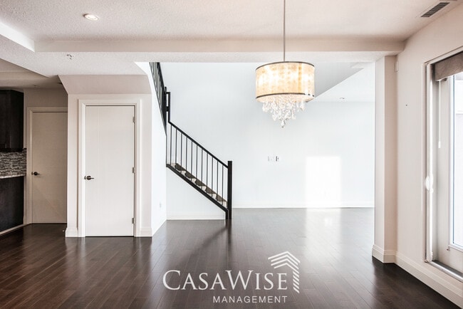 Building Photo - 1350-1350 Windermere Way SW