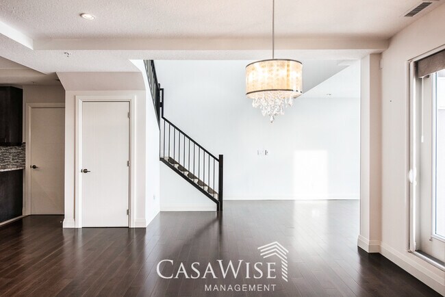 Photo du bâtiment - 1350-1350 Windermere Way SW