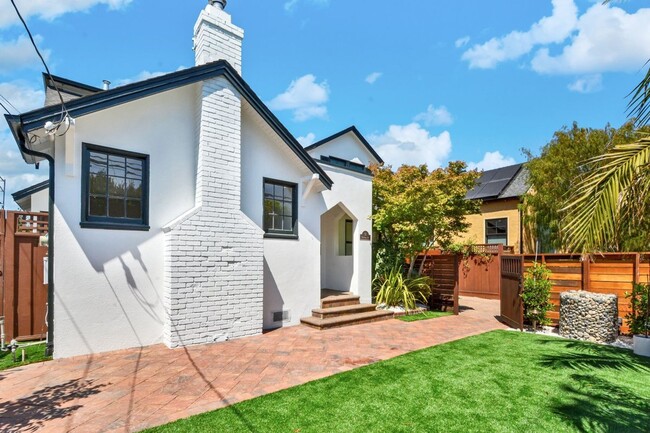 Building Photo - Stunning Single Family Home