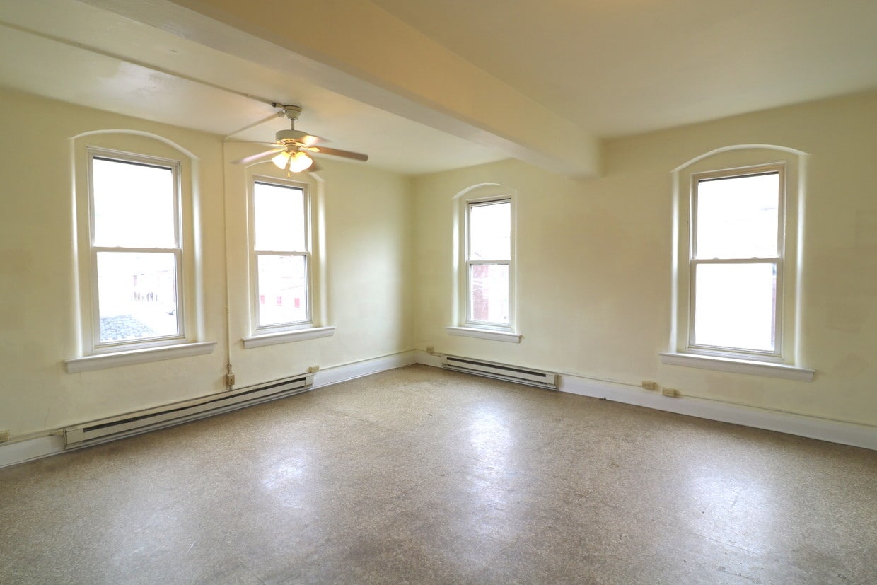 Primary Photo - 132 E Philadelphia Ave