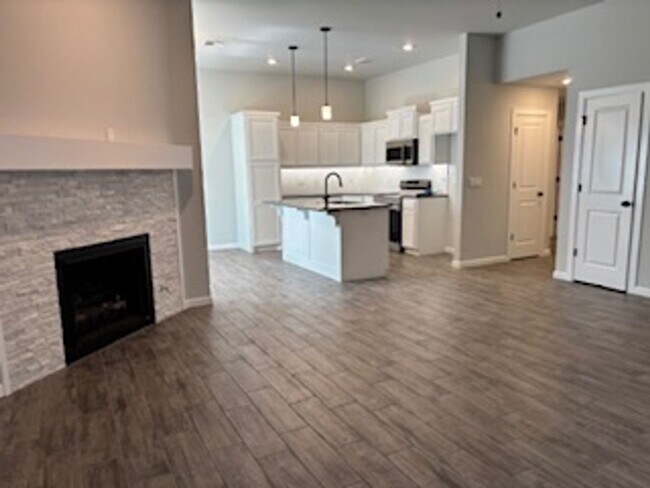 Building Photo - FIRST MONTH FREE - NEW NEW NEW!
