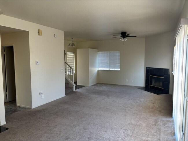 Building Photo - Conveniently Located Next to Light Rail an...