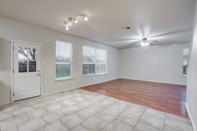 Foto del edificio - 201 Creek Ledge Dr