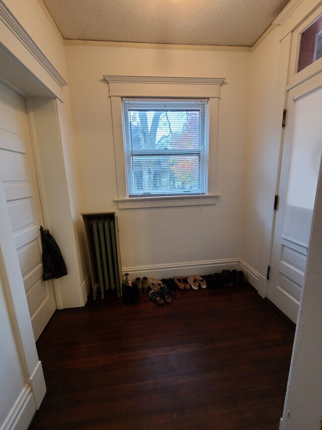 Front entryway - 518 E Grove St