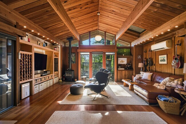 Foto del edificio - 22000 Timber Cove Rd