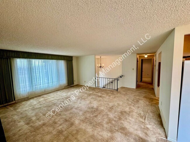 Foto del edificio - Large 3 Bedroom 2 Bath House w/Fenced Yard...