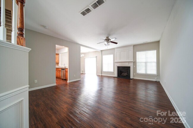 Foto del edificio - 9821 Carson Whitley Ave