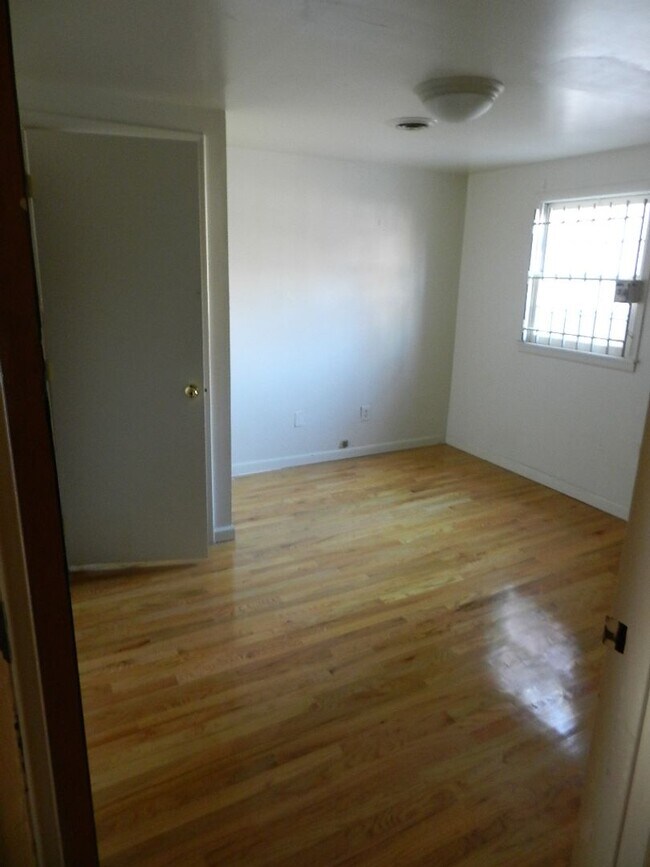 Foto del edificio - Roomy Bi-Level 2BR/2BA w/ In-Unit W/D in Washington Square West!