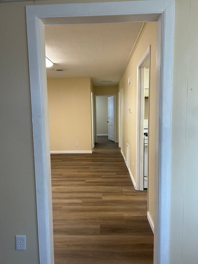 Foto del edificio - 3 Bedroom, 1 bath home with detached 1 car...