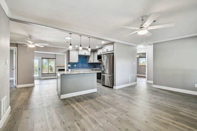 Building Photo - 528 Manor Dr