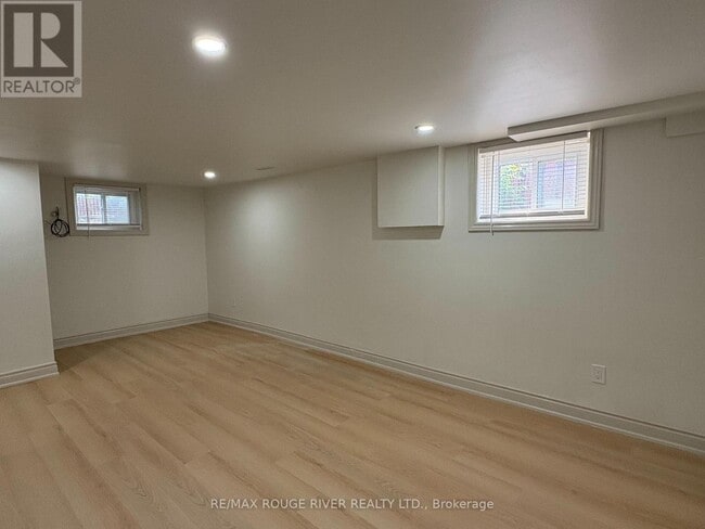 Building Photo - 121 Lupin Dr