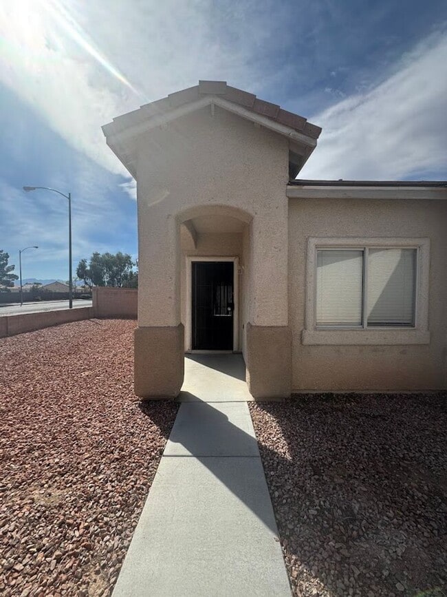 Building Photo - 6005 Highland Gardens Dr