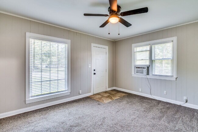 Foto del edificio - Charming 1-Bedroom house in Wichita with large fenced yard and covered Patio
