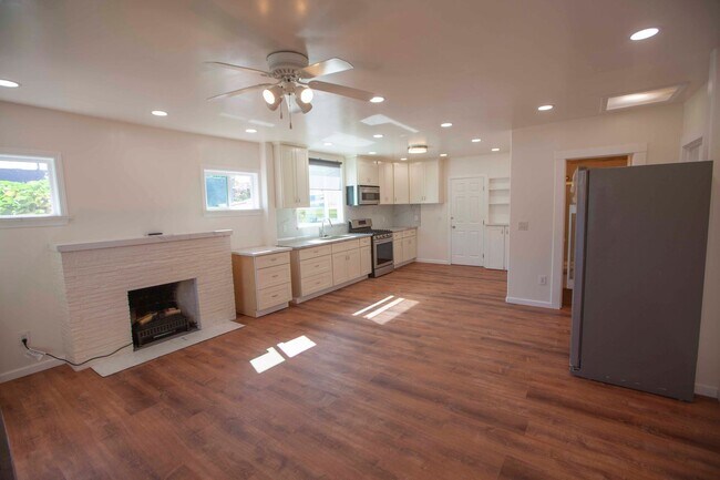 Building Photo - 3121-Bona