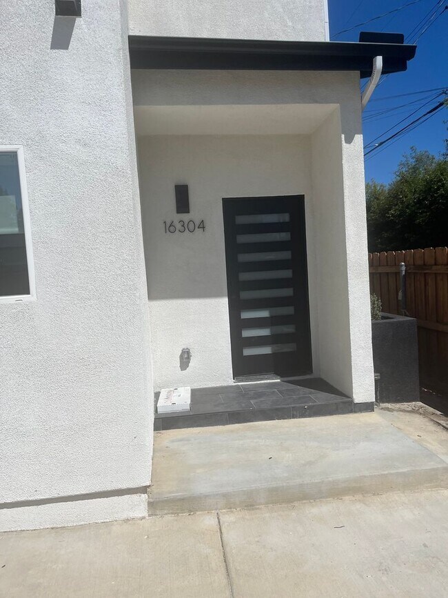 Foto del edificio - 16304-16308 Chatsworth St