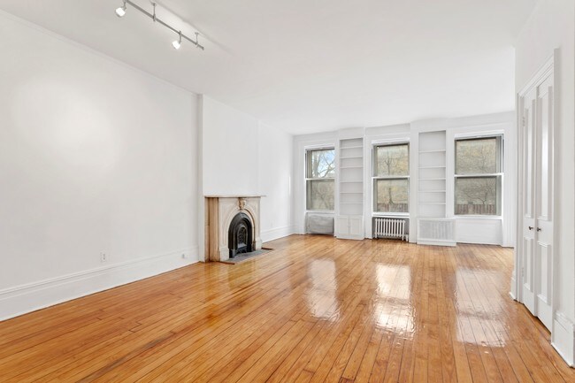 Building Photo - 439 W 43rd St