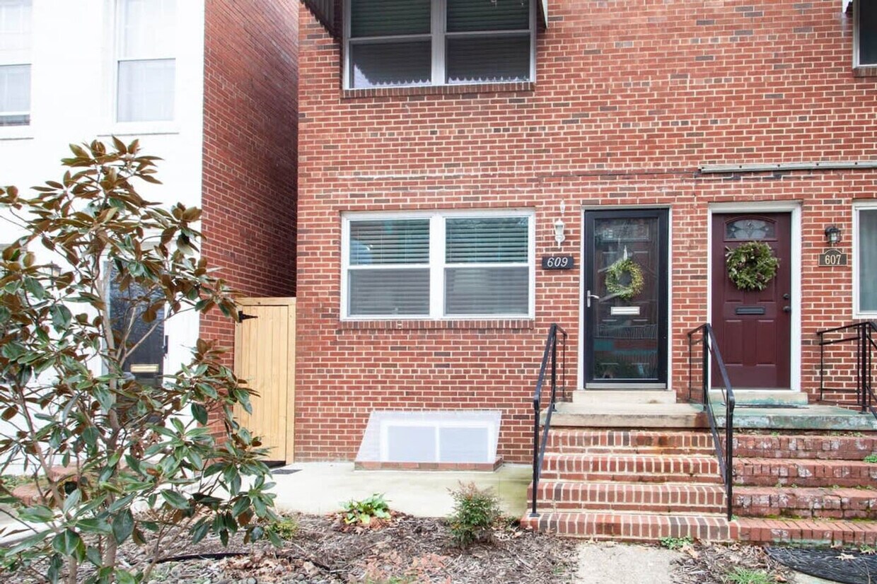 Primary Photo - 601 N West St