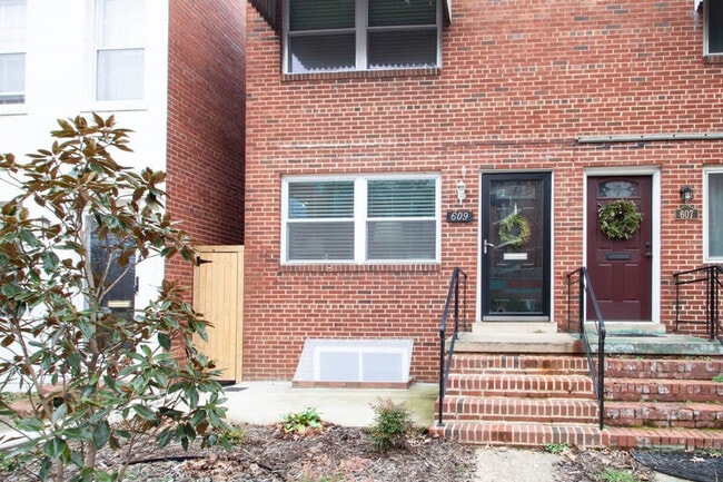 Building Photo - 601 N West St