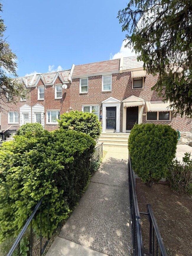 Building Photo - Gorgeous 3-Bed Townhome in Lawncrest! Available NOW!