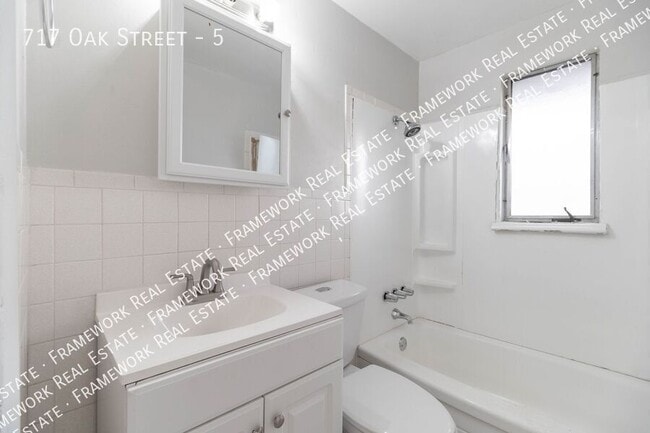 Building Photo - 717 Oak St