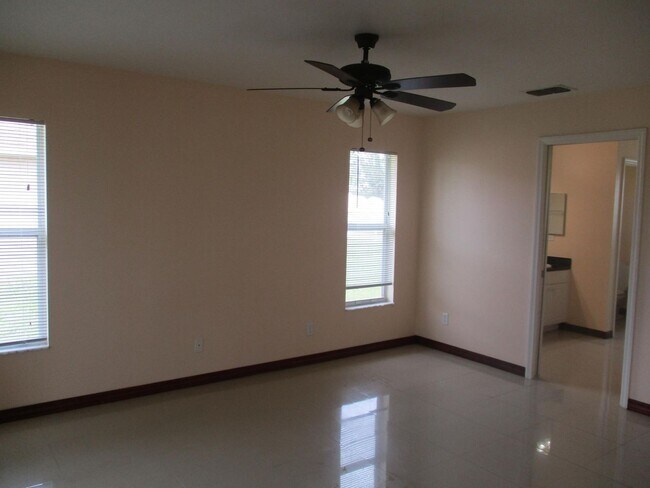Foto del edificio - 3516 SW 15th Pl