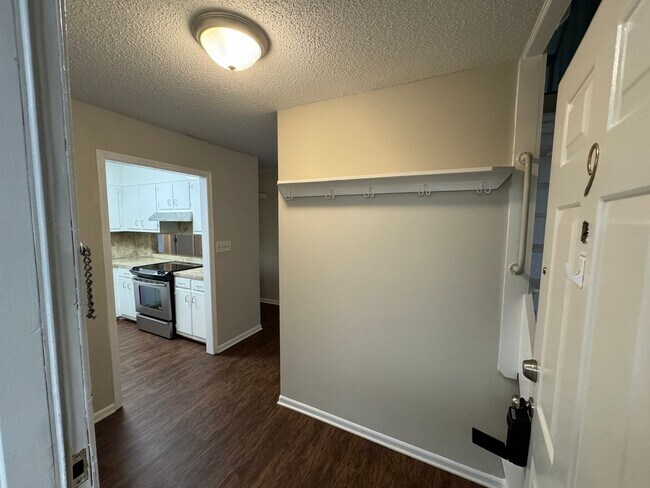 Building Photo - 2 Bedroom 2 Bath Condo in Woodridge Condom...