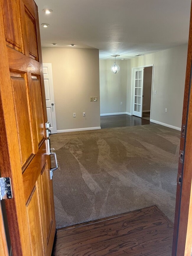 Foto del edificio - 55+ ONLY community gorgeous ranch style 2BR/2BA home with laundry, parking and community amenities