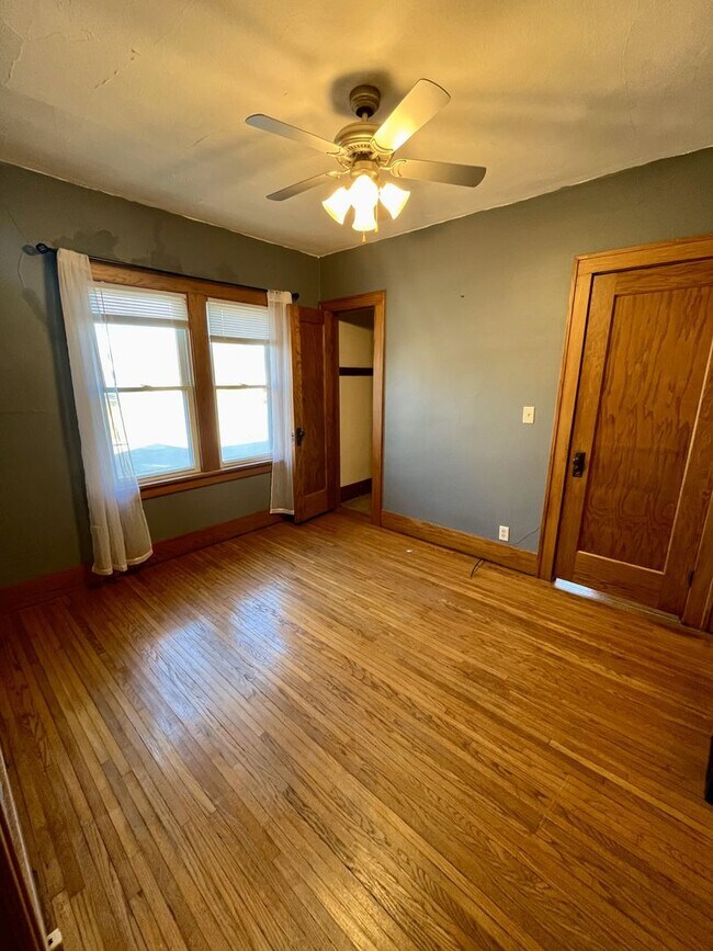 Building Photo - Main St. in Cedar Falls-2bd/1ba House