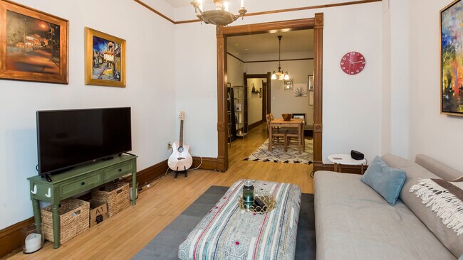 Foto del edificio - 1529 N Claremont Ave
