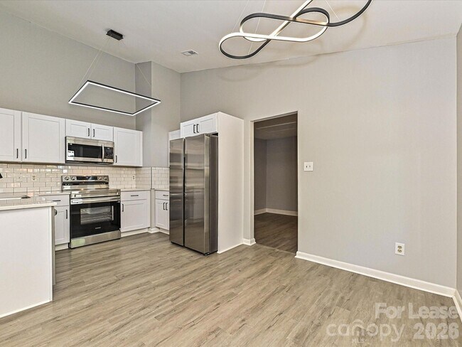 Building Photo - 633 Pennwood Ln