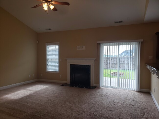 Building Photo - In Lexington Plantation w/Fenced Back Yard...