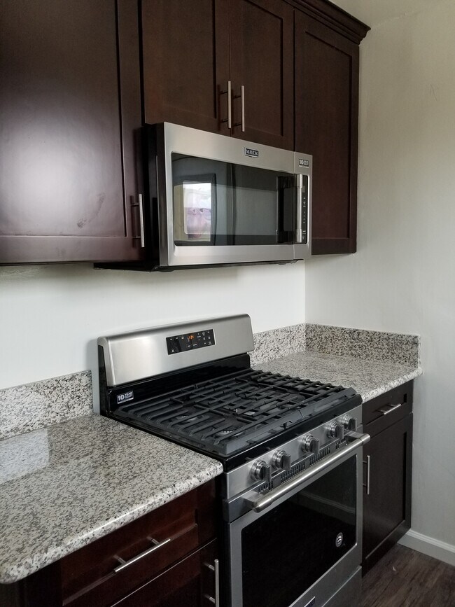 Building Photo - 1521 S Crest Dr