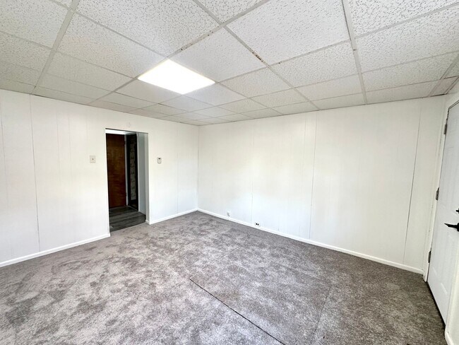 Foto del edificio - Updated 1 Bed, 1 Bath First Floor Unit in South Side - Private Entrance, Laundry in Basement - Av...