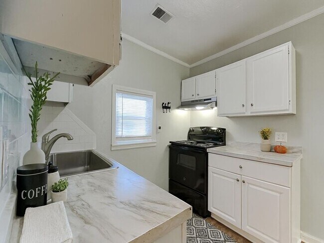 Building Photo - 710 N Fuller St