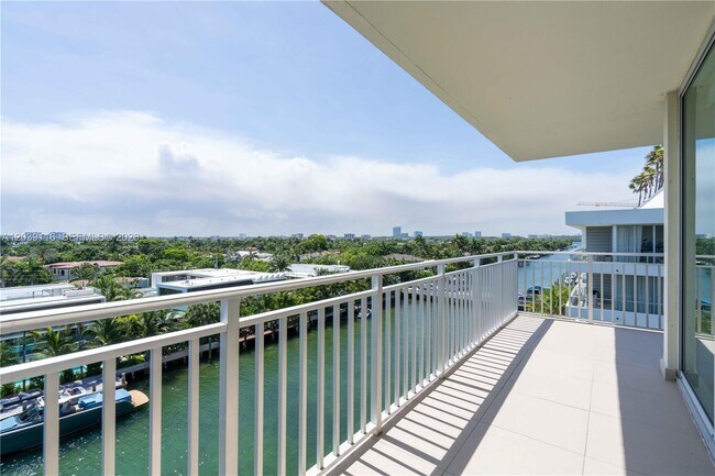 Foto del edificio - 9500 W Bay Harbor Dr