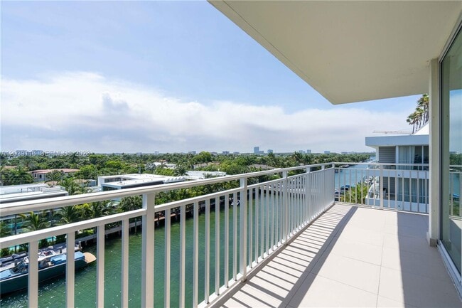 Building Photo - 9500 W Bay Harbor Dr