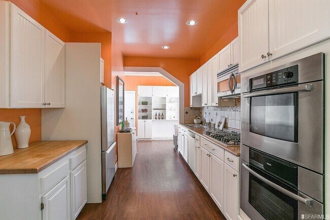Building Photo - Amazing Cow Hollow 3 bedroom Condo w/remodeled kitchen, hardwood floors and lots of light!