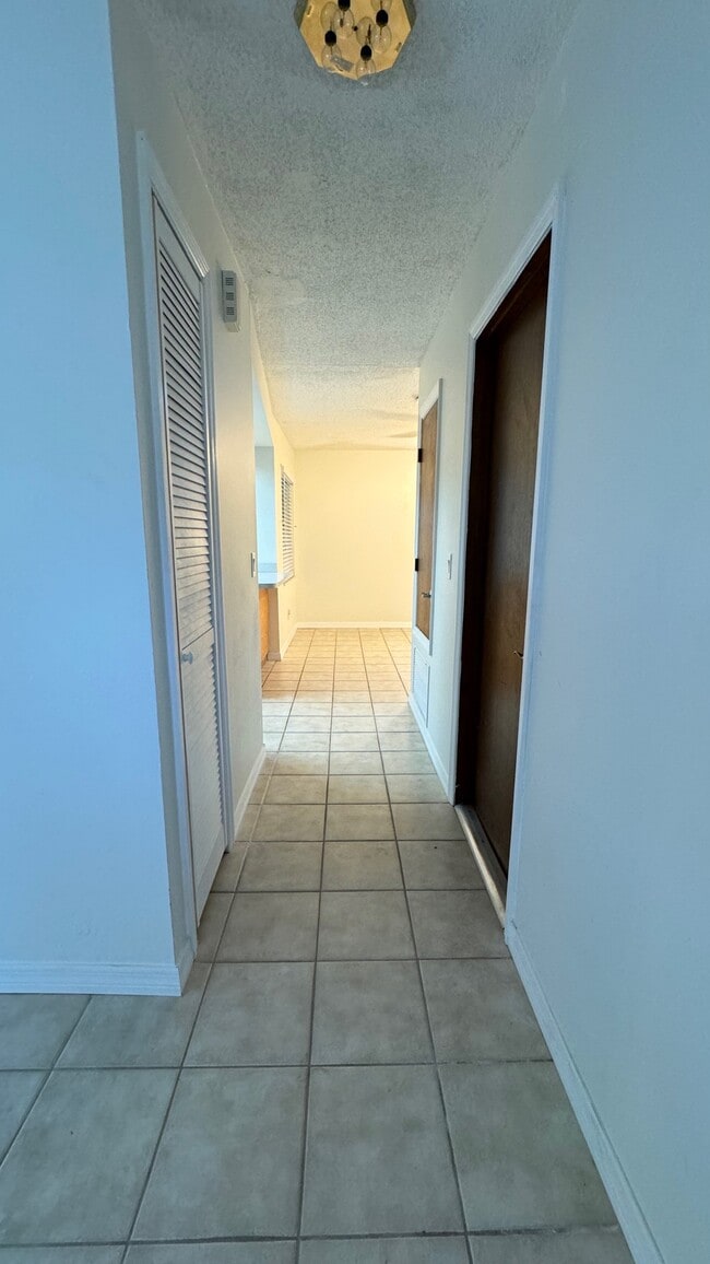 Foto del edificio - 1422 Myrna Ln