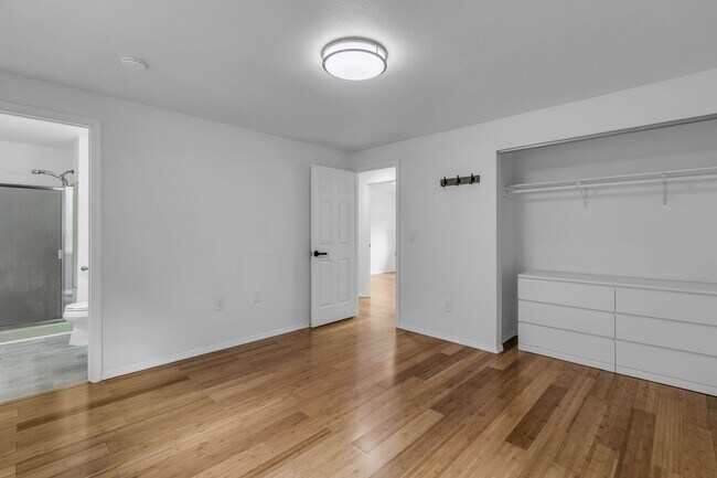Foto del edificio - Three bedroom plus bonus room, and 2.5 bat...
