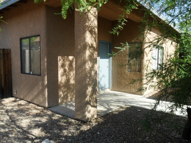 Building Photo - 1387 E Edison St