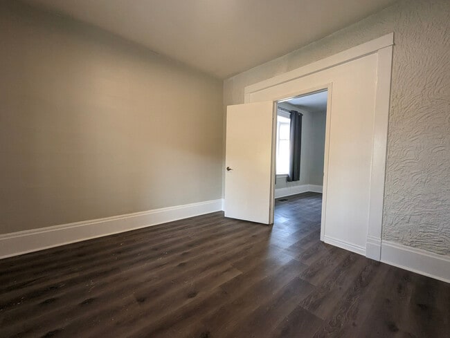 Building Photo - Charming One-Bedroom Close To Downtown