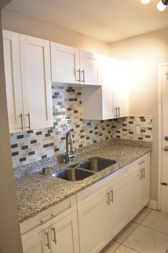 Primary Photo - 2 N Fernwood Ave