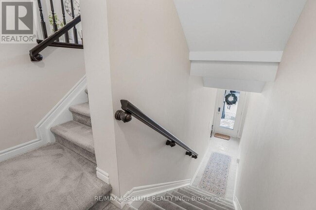 Building Photo - 605 Makwa Private