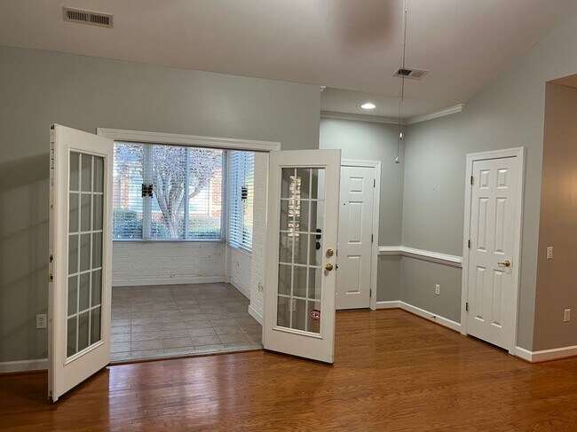 Foto del edificio - 1021 Thistle Briar Pl