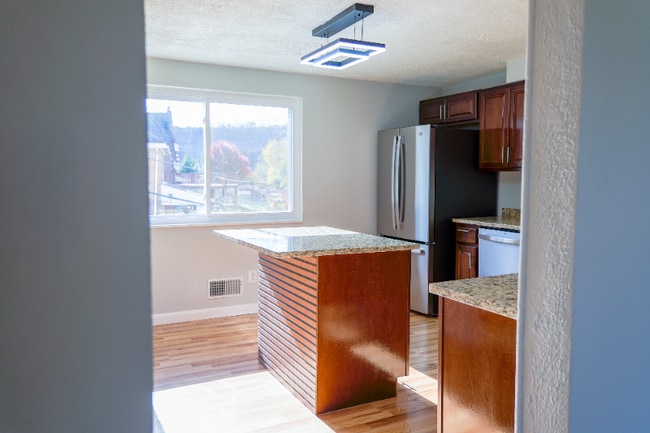 Building Photo - 526 Magazine St