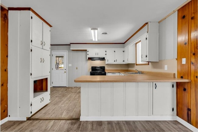 Foto del edificio - Renovated 4 Bedroom 2 Bath Home with Shop for Rent!