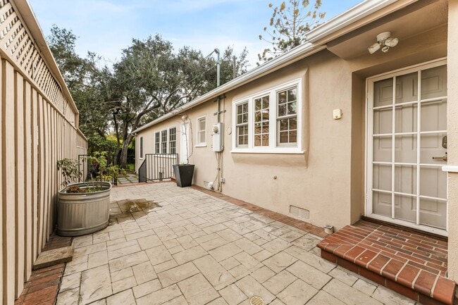 Building Photo - 2450 Hermosita Dr